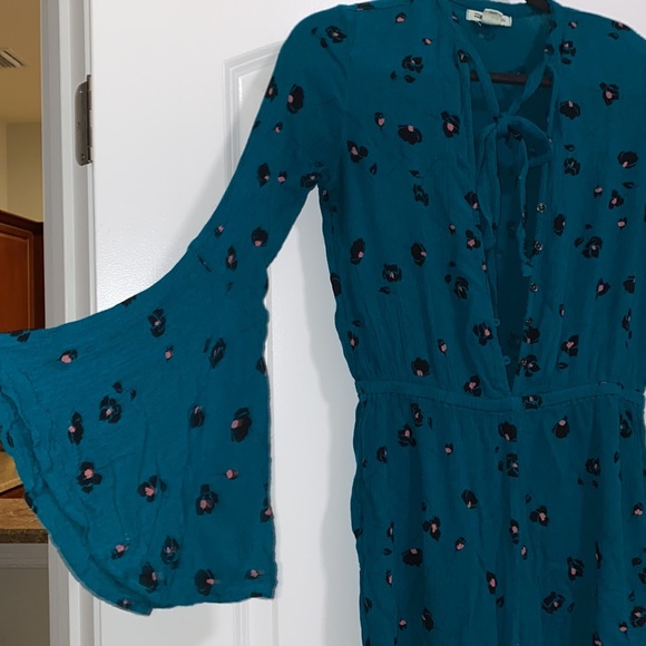 Billabong Bell sleeve shirt romper - like new - Picture 3 of 4